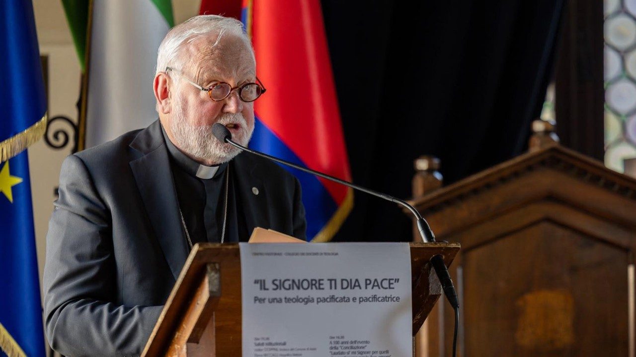 La diplomatie pontificale et la culture du dialogue comme fondements d’une paix durable : Analyse de l’intervention de Mgr Paul Richard Gallagher à Assise
